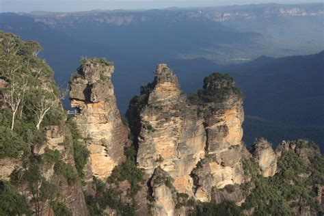  The Three Sisters! Bir Kolombiya Efsanesinin Gizemli Dünyası